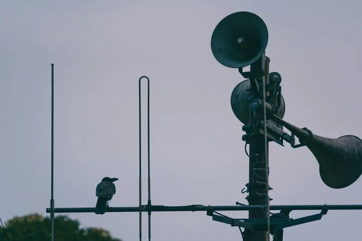 Altaveus de megafonia instal·lats en un pal exterior