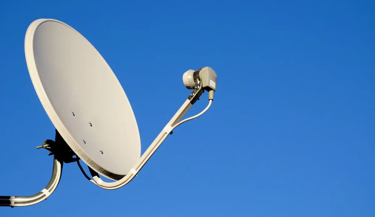 Antena parabòlica orientada per rebre televisió per satèl·lit