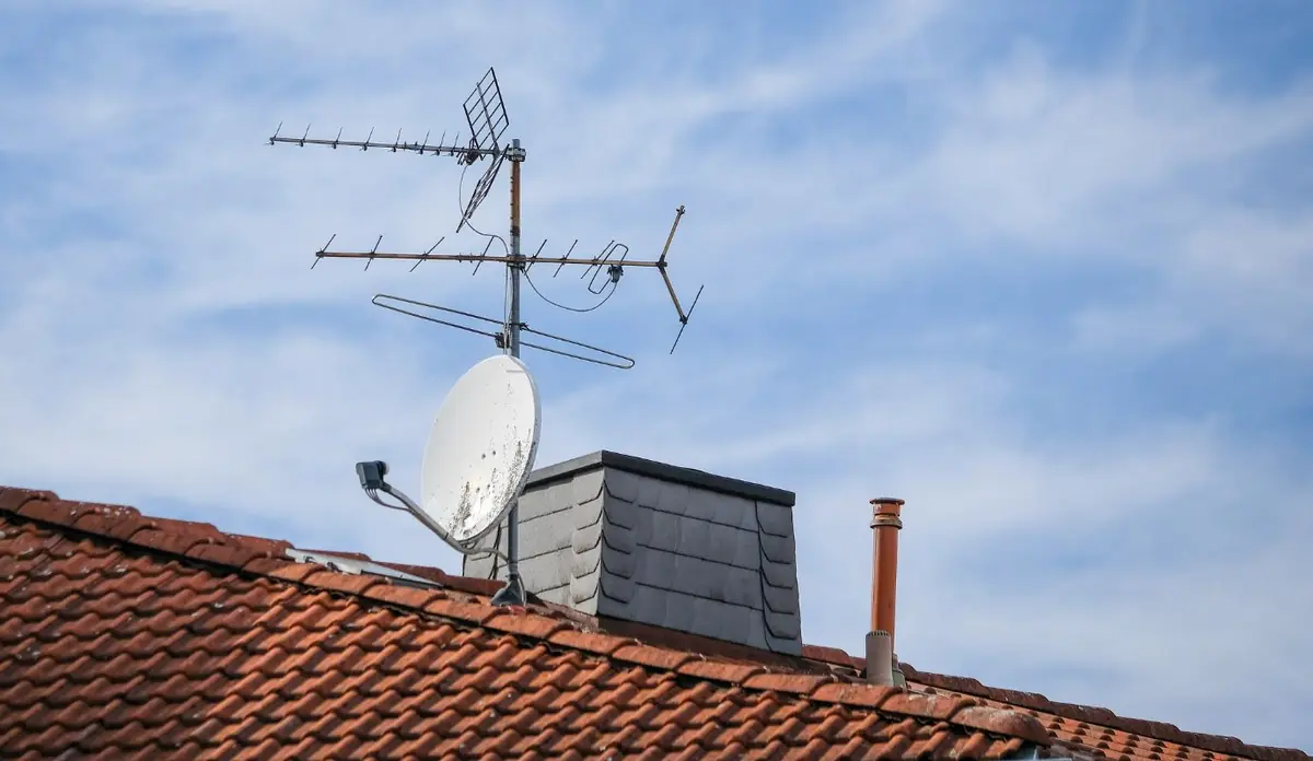 Antena TDT instal·lada a la teulada d'un habitatge a Lleida