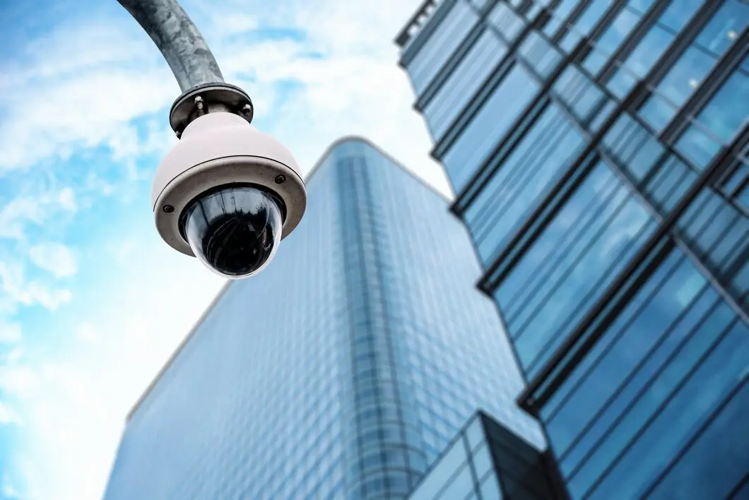 Càmera de videovigilància a la façana d'un edifici