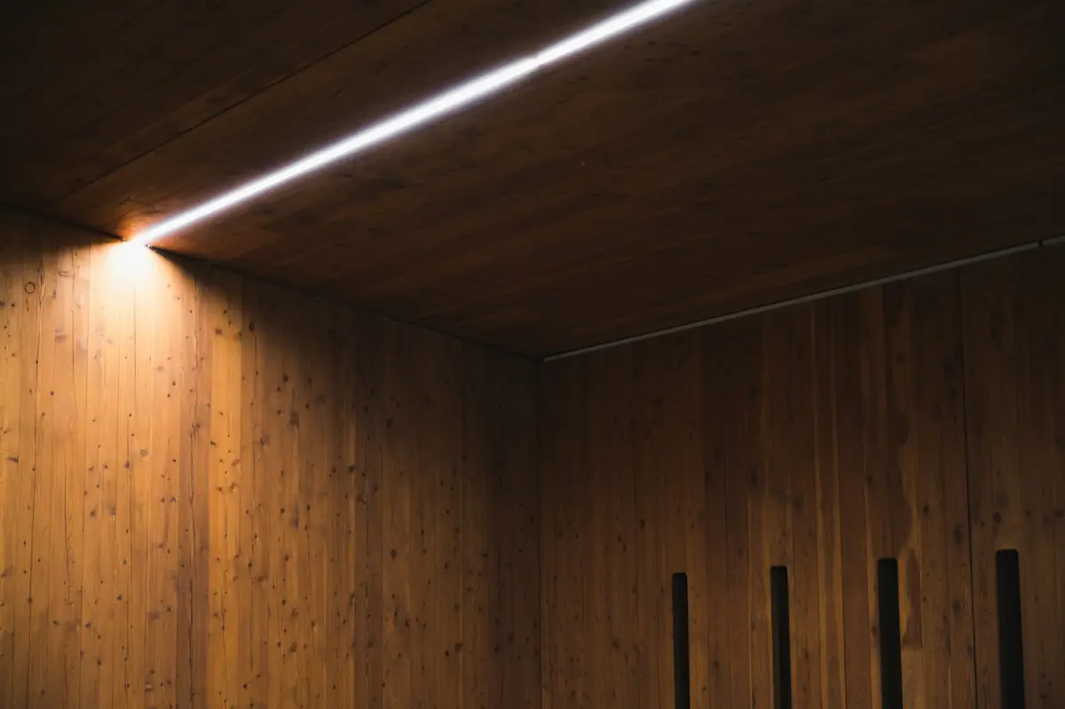 Passadís de fusta il·luminat amb una tira LED al sostre