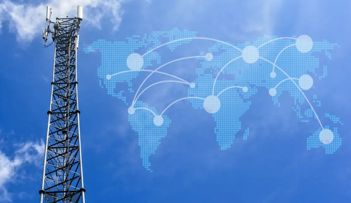 Torre de telecomunicacions amb xarxa de connexions