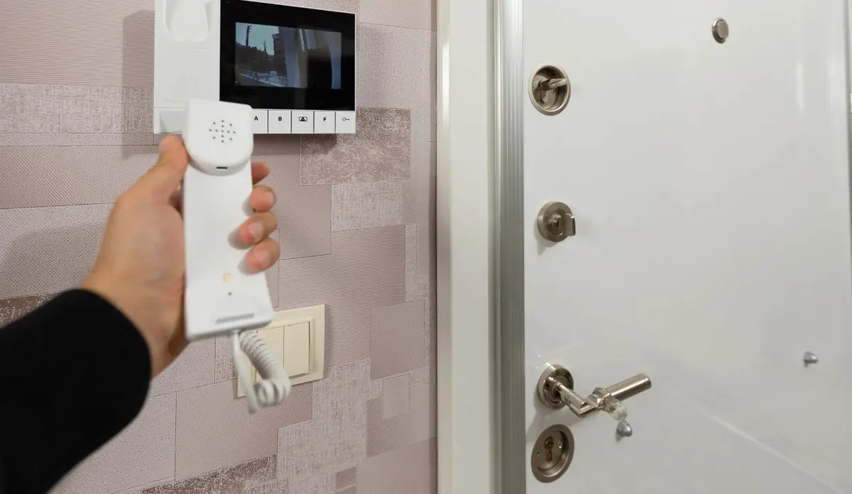 Videoporter instal·lat al costat de la porta d'un habitatge